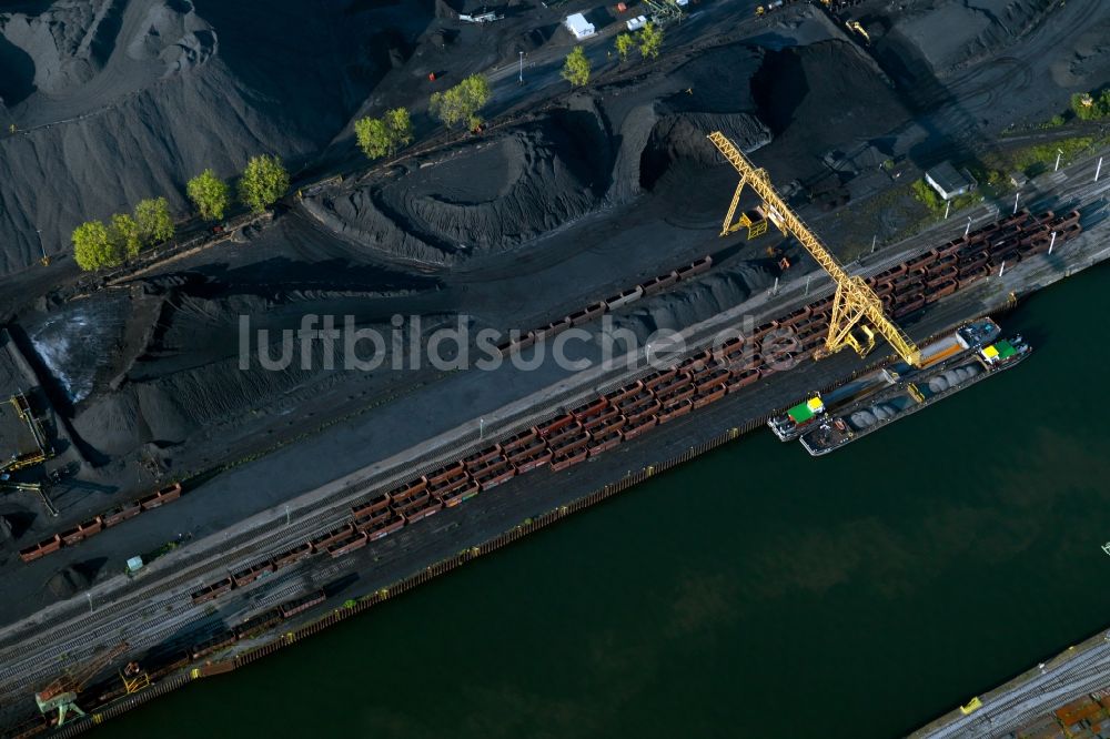 Bottrop aus der Vogelperspektive: Kran und Gleisanlage im Hafen in Bottrop im Bundesland Nordrhein-Westfalen