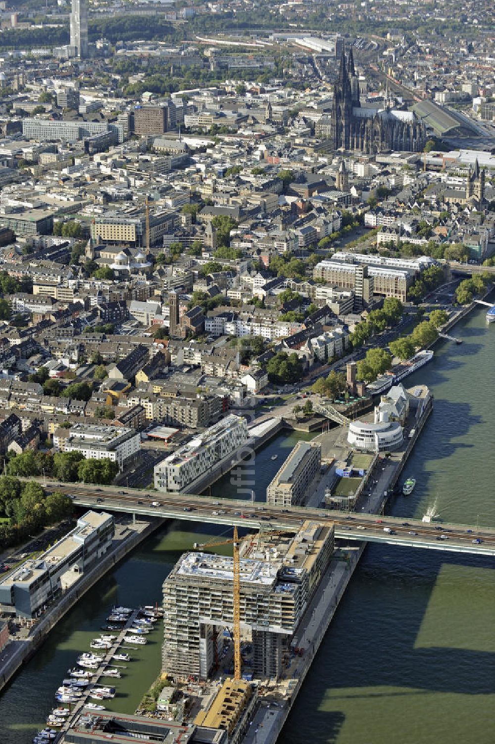 Köln aus der Vogelperspektive: Kranhäuser am Rheinauhafen