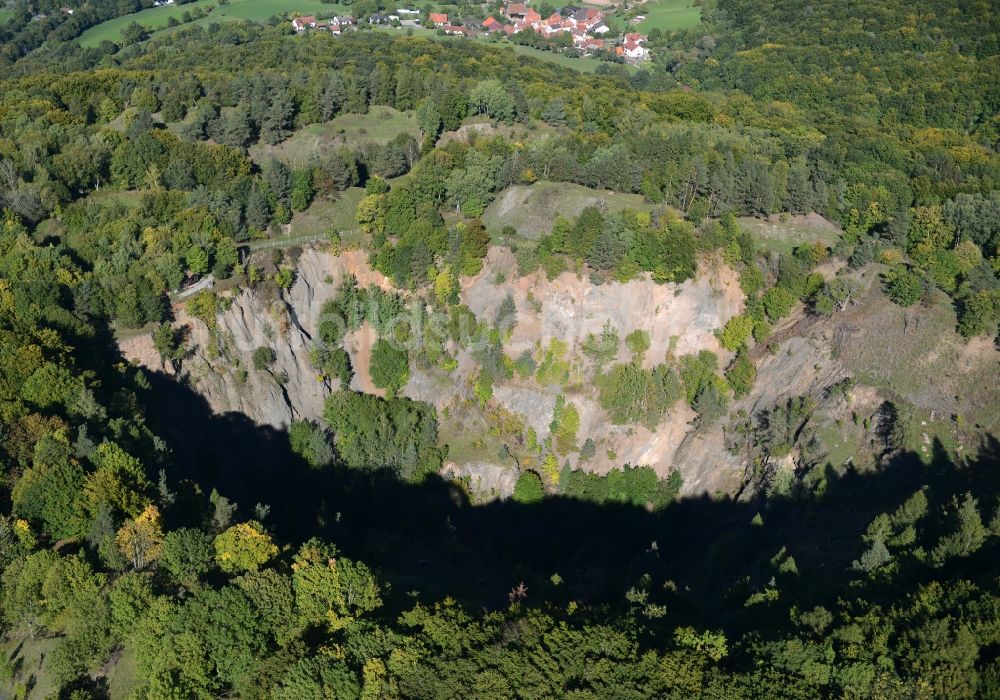 Hammelburg aus der Vogelperspektive: Krater eines stillgelegten Steinbruch zum Abbau von Basaltstein in am Sodenberg Hammelburg im Bundesland Bayern