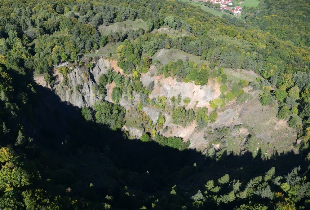 Luftbild Hammelburg - Krater eines stillgelegten Steinbruch zum Abbau von Basaltstein in am Sodenberg Hammelburg im Bundesland Bayern