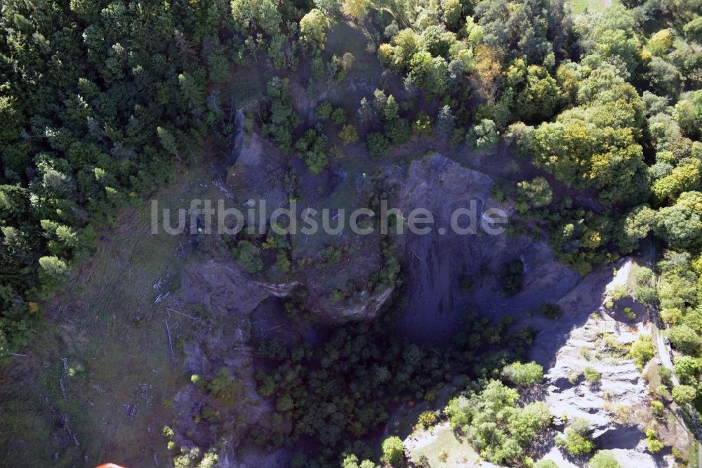 Hammelburg von oben - Krater eines stillgelegten Steinbruch zum Abbau von Basaltstein in am Sodenberg Hammelburg im Bundesland Bayern