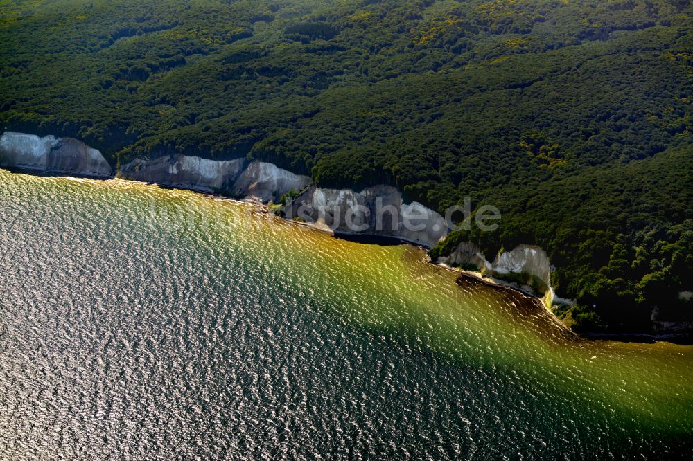 Luftaufnahme Sassnitz - Kreidefelsen- Küsten- Landschaft an der Steilküste der Ostsee am Nationalpark Jasmund in Sassnitz im Bundesland Mecklenburg-Vorpommern, Deutschland