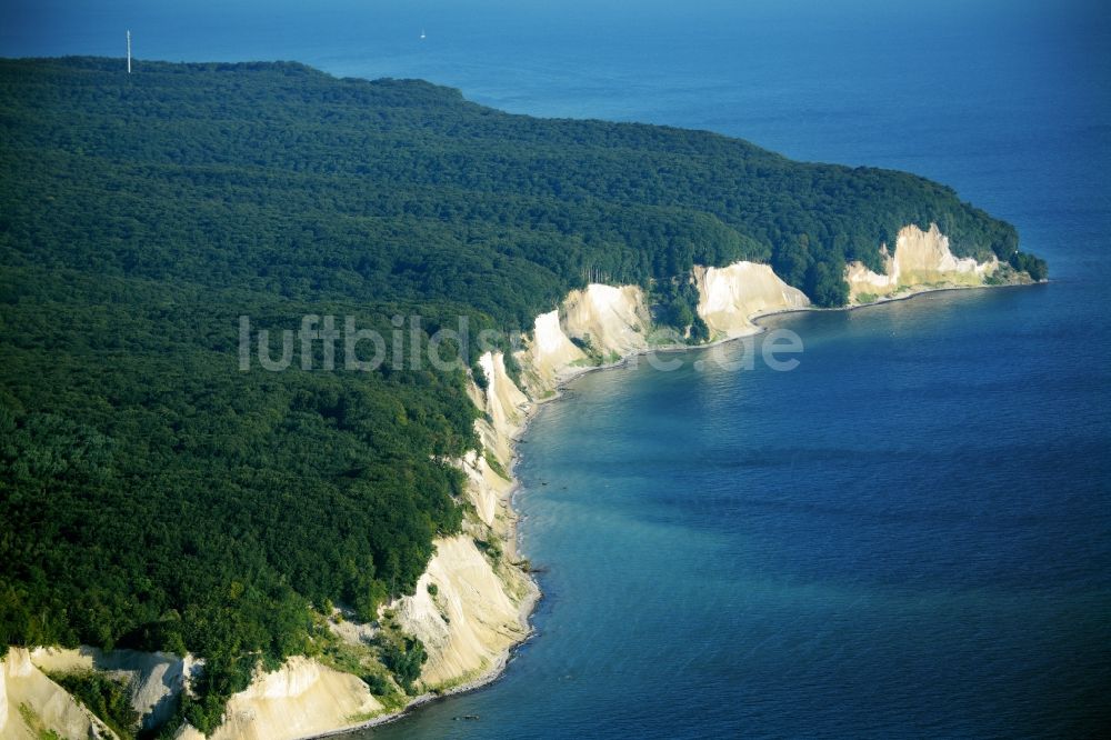 Luftbild Sassnitz - Kreidefelsen im Nationalpark Jasmund an der Ostseeküste in Sassnitz im Bundesland Mecklenburg-Vorpommern. Der Königsstuhl gehört zum UNESCO-Welterbe