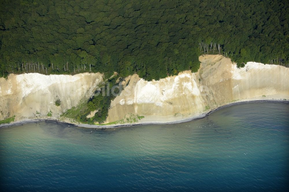 Luftaufnahme Sassnitz - Kreidefelsen im Nationalpark Jasmund an der Ostseeküste in Sassnitz im Bundesland Mecklenburg-Vorpommern. Der Königsstuhl gehört zum UNESCO-Welterbe