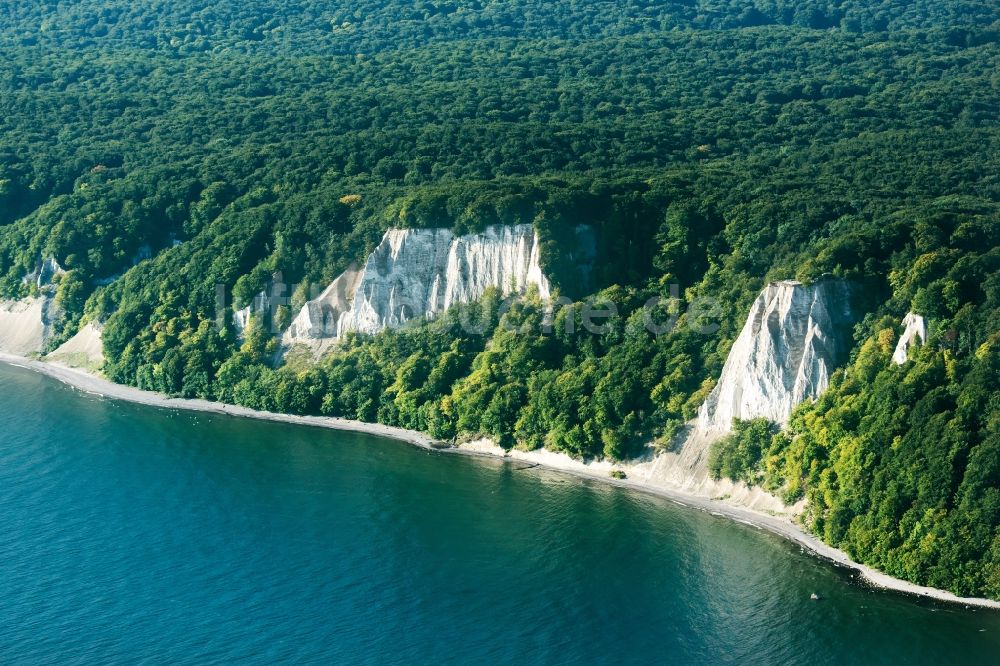 Sassnitz von oben - Kreidefelsen im Nationalpark Jasmund an der Ostseeküste in Sassnitz im Bundesland Mecklenburg-Vorpommern. Der Königsstuhl gehört zum UNESCO-Welterbe