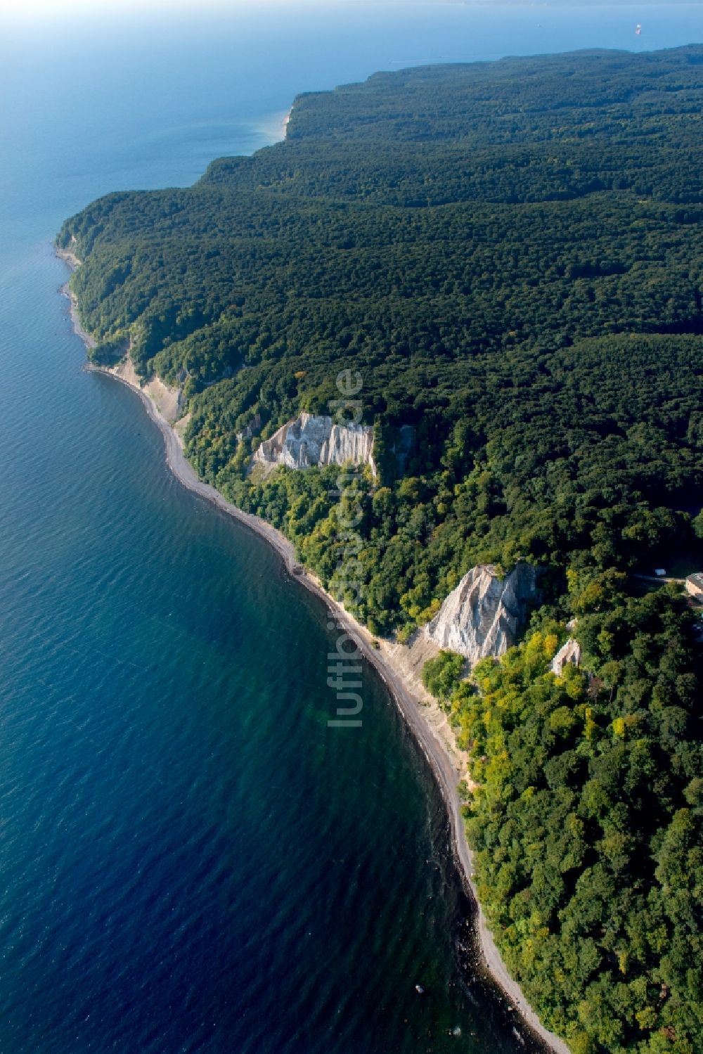 Luftbild Sassnitz - Kreidefelsen im Nationalpark Jasmund an der Ostseeküste in Sassnitz im Bundesland Mecklenburg-Vorpommern. Der Königsstuhl gehört zum UNESCO-Welterbe