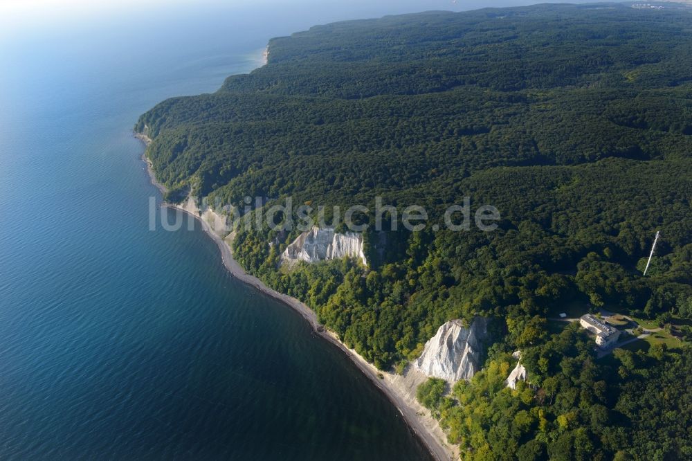 Luftaufnahme Sassnitz - Kreidefelsen im Nationalpark Jasmund an der Ostseeküste in Sassnitz im Bundesland Mecklenburg-Vorpommern. Der Königsstuhl gehört zum UNESCO-Welterbe