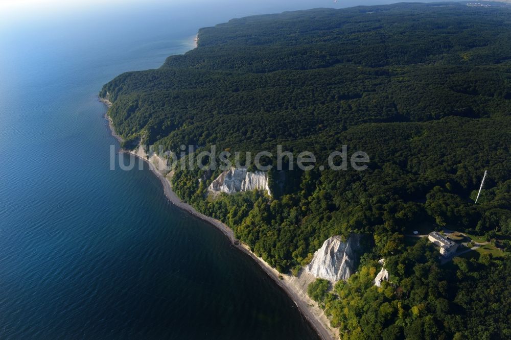 Sassnitz von oben - Kreidefelsen im Nationalpark Jasmund an der Ostseeküste in Sassnitz im Bundesland Mecklenburg-Vorpommern. Der Königsstuhl gehört zum UNESCO-Welterbe