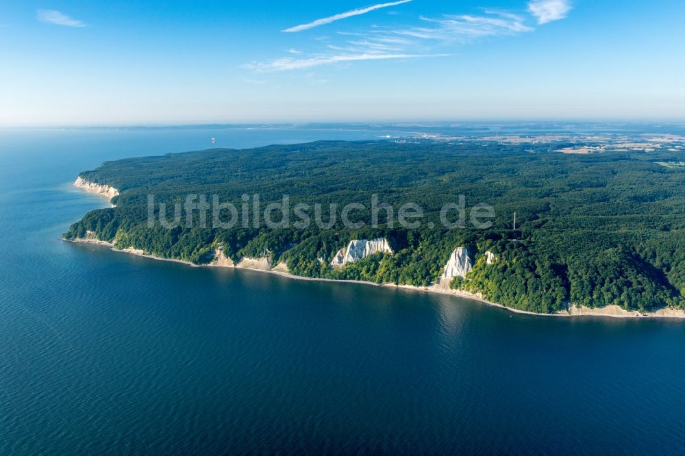 Sassnitz aus der Vogelperspektive: Kreidefelsen im Nationalpark Jasmund an der Ostseeküste in Sassnitz im Bundesland Mecklenburg-Vorpommern. Der Königsstuhl gehört zum UNESCO-Welterbe