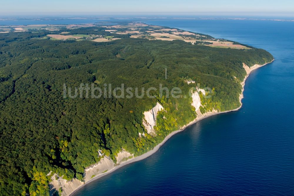 Sassnitz aus der Vogelperspektive: Kreidefelsen im Nationalpark Jasmund an der Ostseeküste in Sassnitz im Bundesland Mecklenburg-Vorpommern. Der Königsstuhl gehört zum UNESCO-Welterbe