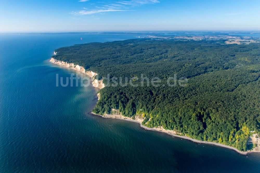 Luftbild Sassnitz - Kreidefelsen im Nationalpark Jasmund an der Ostseeküste in Sassnitz im Bundesland Mecklenburg-Vorpommern. Der Königsstuhl gehört zum UNESCO-Welterbe