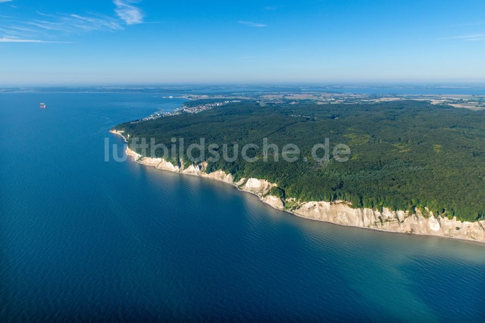 Luftaufnahme Sassnitz - Kreidefelsen im Nationalpark Jasmund an der Ostseeküste in Sassnitz im Bundesland Mecklenburg-Vorpommern. Der Königsstuhl gehört zum UNESCO-Welterbe