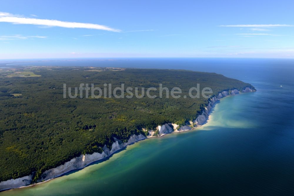 Sassnitz von oben - Kreidefelsen im Nationalpark Jasmund an der Ostseeküste in Sassnitz im Bundesland Mecklenburg-Vorpommern. Der Königsstuhl gehört zum UNESCO-Welterbe