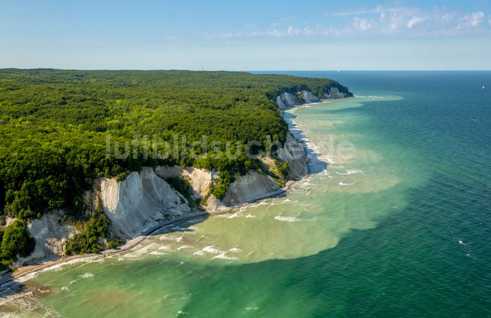 Stubbenkammer aus der Vogelperspektive: Kreidefelsen an der Steilküste der Ostsee in Stubbenkammer im Bundesland Mecklenburg-Vorpommern, Deutschland