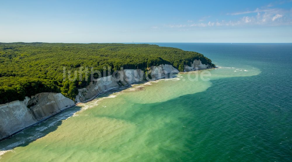 Luftaufnahme Stubbenkammer - Kreidefelsen an der Steilküste der Ostsee in Stubbenkammer im Bundesland Mecklenburg-Vorpommern, Deutschland