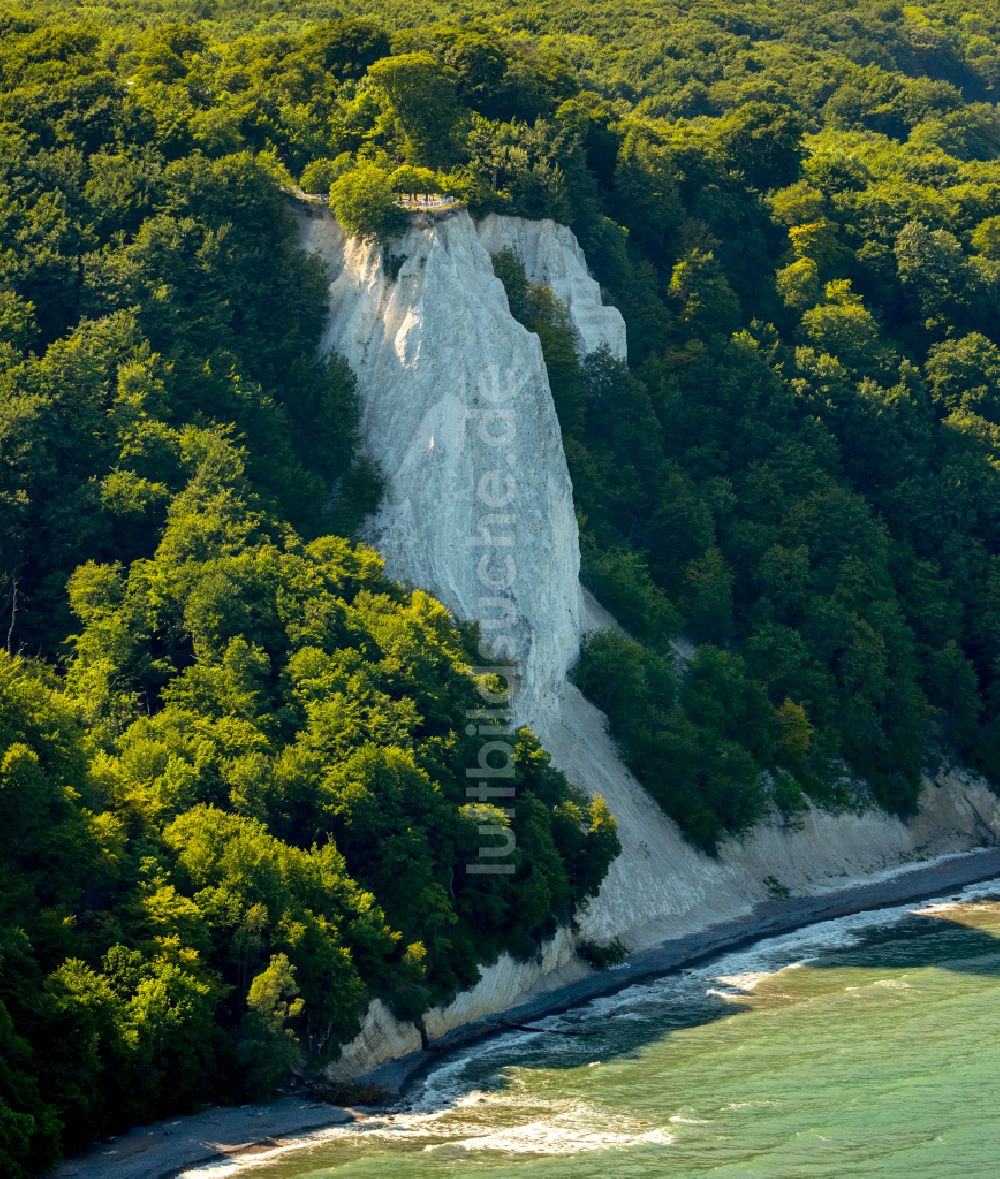 Luftaufnahme Stubbenkammer - Kreidefelsen an der Steilküste der Ostsee in Stubbenkammer im Bundesland Mecklenburg-Vorpommern, Deutschland