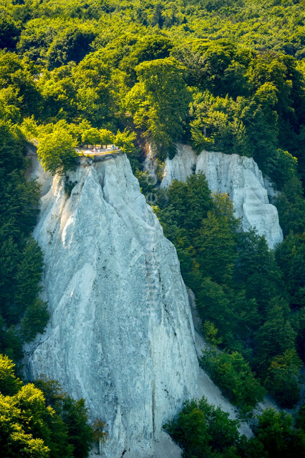 Stubbenkammer aus der Vogelperspektive: Kreidefelsen an der Steilküste der Ostsee in Stubbenkammer im Bundesland Mecklenburg-Vorpommern, Deutschland