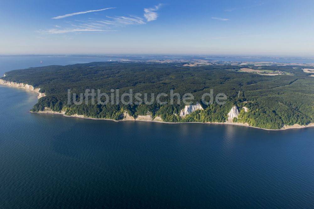 Luftaufnahme Stubbenkammer - Kreidefelsen an der Steilküste der Ostsee in Stubbenkammer im Bundesland Mecklenburg-Vorpommern, Deutschland