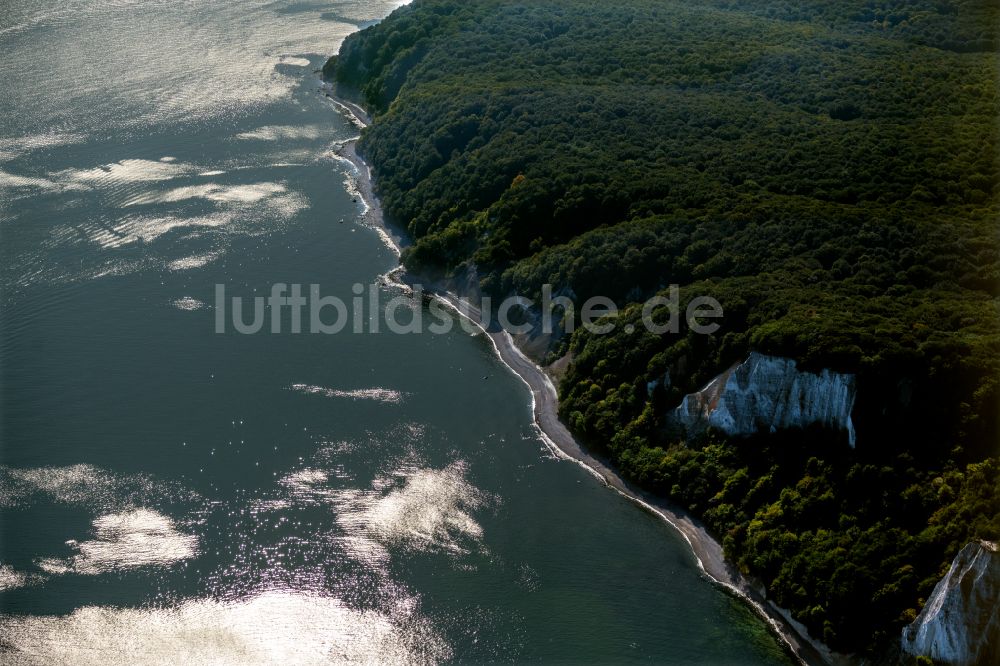 Luftaufnahme Stubbenkammer - Kreidefelsen an der Steilküste der Ostsee in Stubbenkammer im Bundesland Mecklenburg-Vorpommern, Deutschland