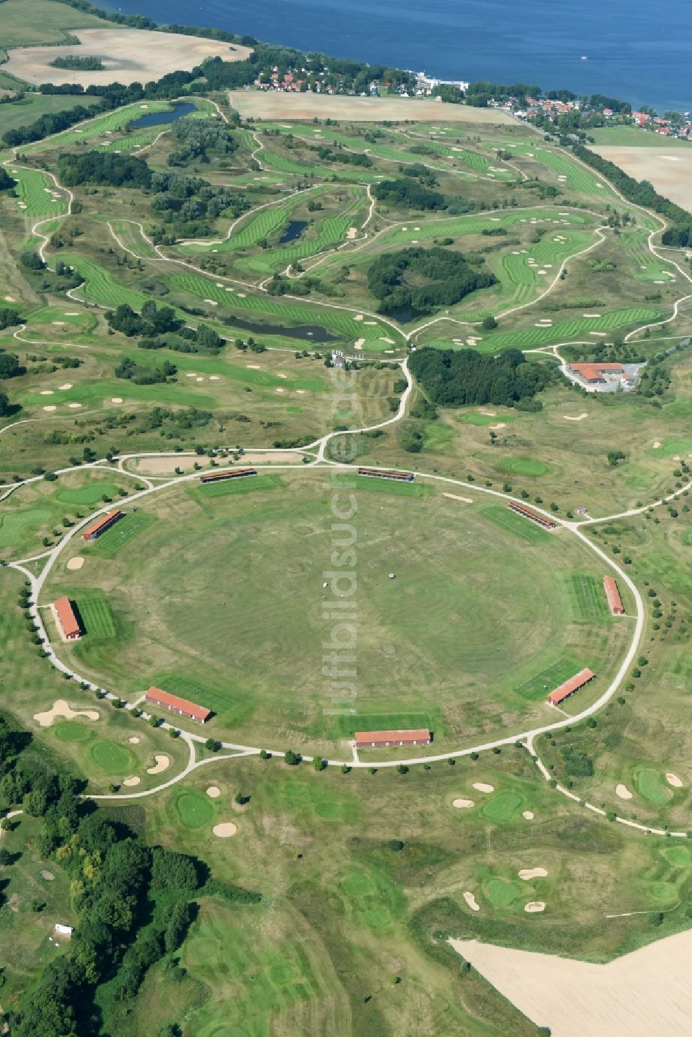 Göhren-Lebbin von oben - Kreis am Golfplatz - Golfschule Fleesensee am Tannenweg in Göhren-Lebbin im Bundesland Mecklenburg-Vorpommern