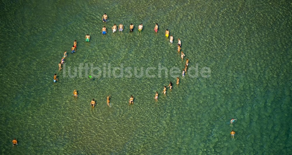 Luftbild Le Barcarès - Kreis von Jugendlichen zum Frisbee- Scheibenspiel am Strand von Le Barcarès in Frankreich