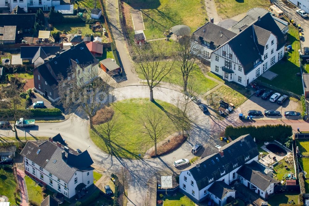 Bottrop aus der Vogelperspektive: Kreis- runde Fläche - Platz an der Krümmerstraße und Schwarwiese in Bottrop im Bundesland Nordrhein-Westfalen