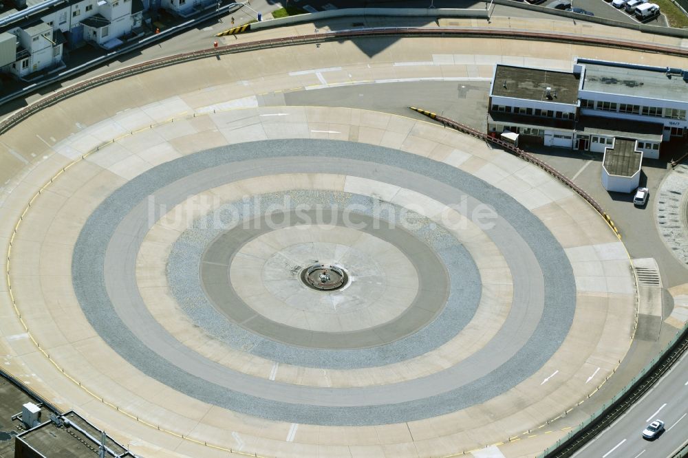 Stuttgart von oben - Kreis- runde Fläche - Platz vor dem Mercedes-Benz- Museum in Stuttgart im Bundesland Baden-Württemberg