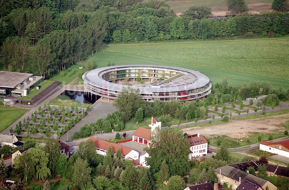 Luftaufnahme Frankenberg / Sachsen - Kreisförmiges Büro- und Geschäftsgebäude im Westen von Frankenberg. Datum: 24.05.2003