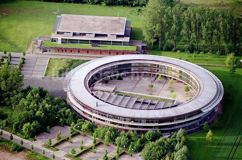 Luftaufnahme Frankenberg / Sachsen - Kreisförmiges Büro- und Geschäftsgebäude im Westen von Frankenberg. Datum: 24.05.2003