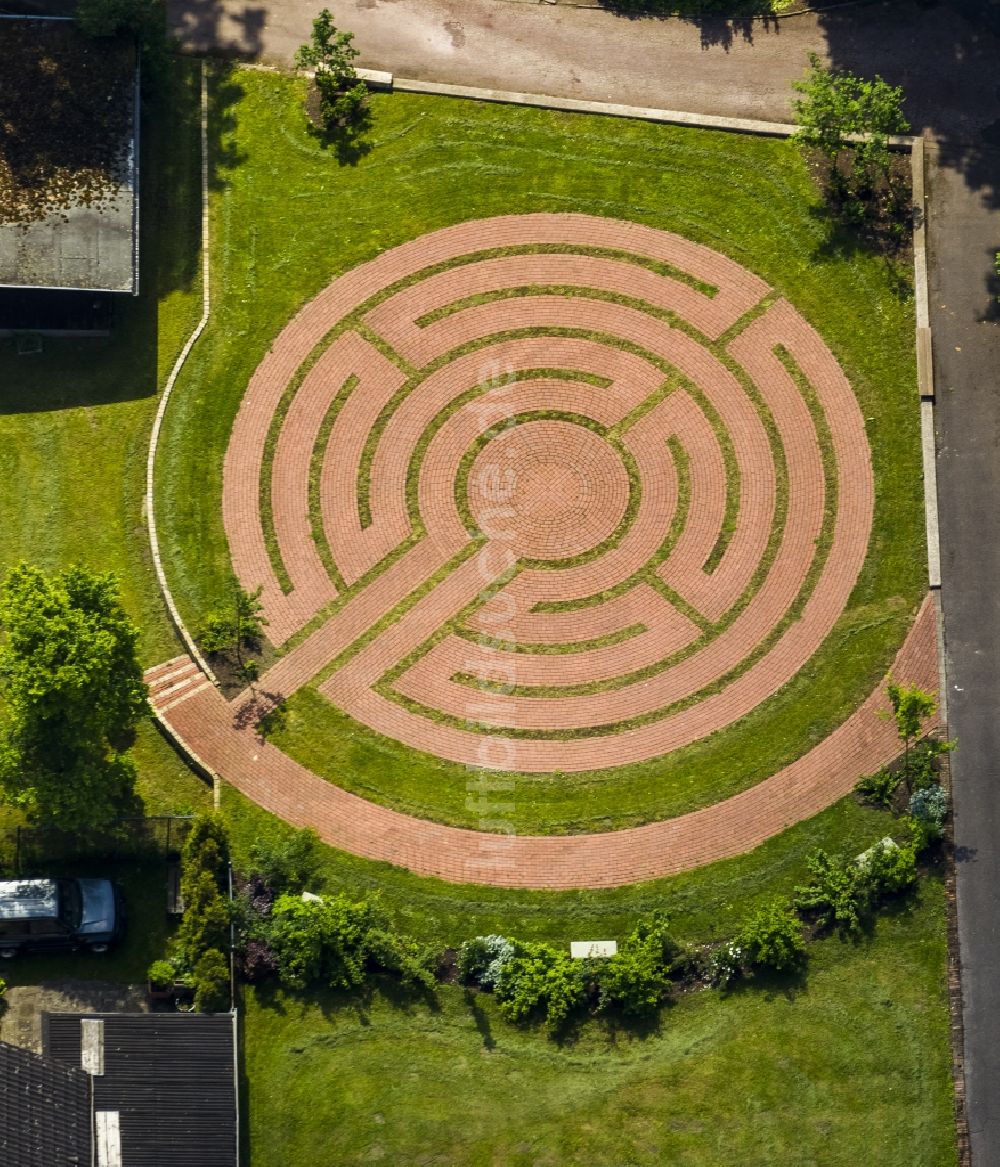 Luftaufnahme Essen - Kreisförmiges Grünflächen- Labyrinth am Katholischen Priesterseminar Essen-Werden im Bundesland Nordrhein-Westfalen