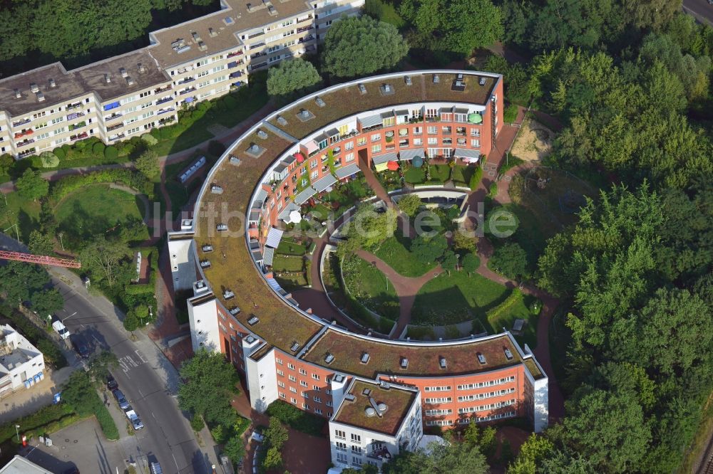 Berlin Reinickendorf von oben - Kreisförmiges Rund- Wohnhaus an der Schörfheidestraße Ecke Quermatengraben in Tegel - Reinickendorf in Berlin