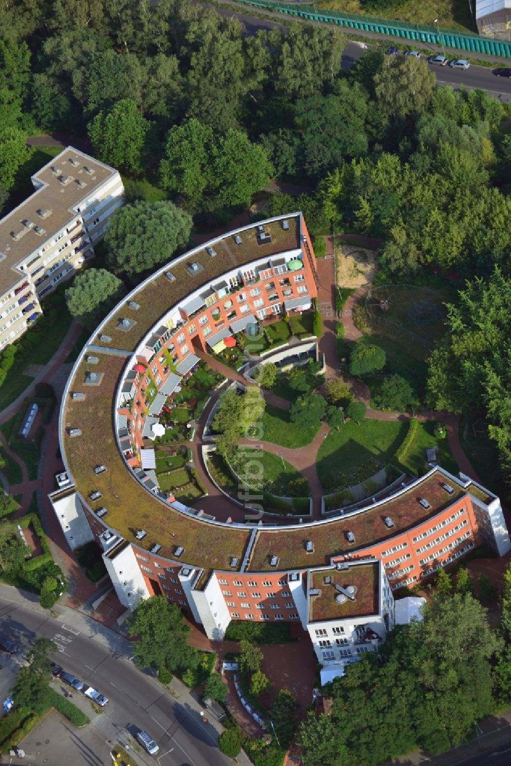 Berlin Reinickendorf aus der Vogelperspektive: Kreisförmiges Rund- Wohnhaus an der Schörfheidestraße Ecke Quermatengraben in Tegel - Reinickendorf in Berlin