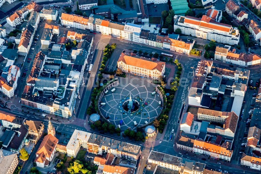 Pirmasens aus der Vogelperspektive: Kreisrunde Fläche des Exerzierplatz am Rathaus in Pirmasens im Bundesland Rheinland-Pfalz, Deutschland