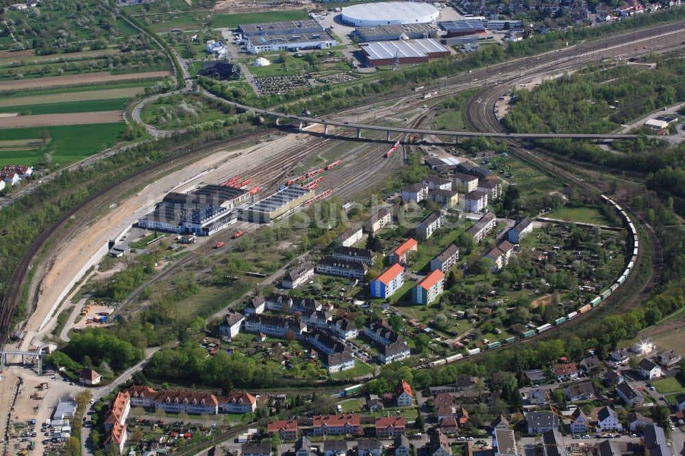 Weil am Rhein aus der Vogelperspektive: Kreisrunder Gleisverlauf und Betriebsgebäude der Deutschen Bahn am Bahnbetriebswerk in Weil am Rhein im Bundesland Baden-Württemberg