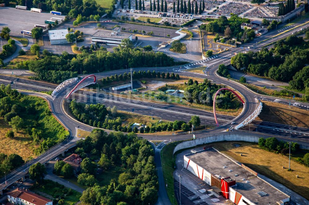 Gorizia von oben - Kreisverkehr an der Ausfahrt der A34 in Gorizia in Friuli-Venezia Giulia, Italien