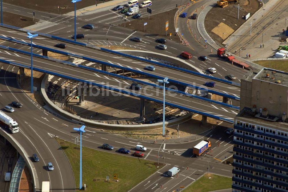 Halle aus der Vogelperspektive: Kreisverkehr mit Autobrücke am Riebeckplatz