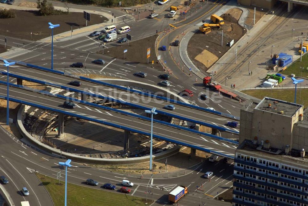 Halle von oben - Kreisverkehr mit Autobrücke am Riebeckplaz