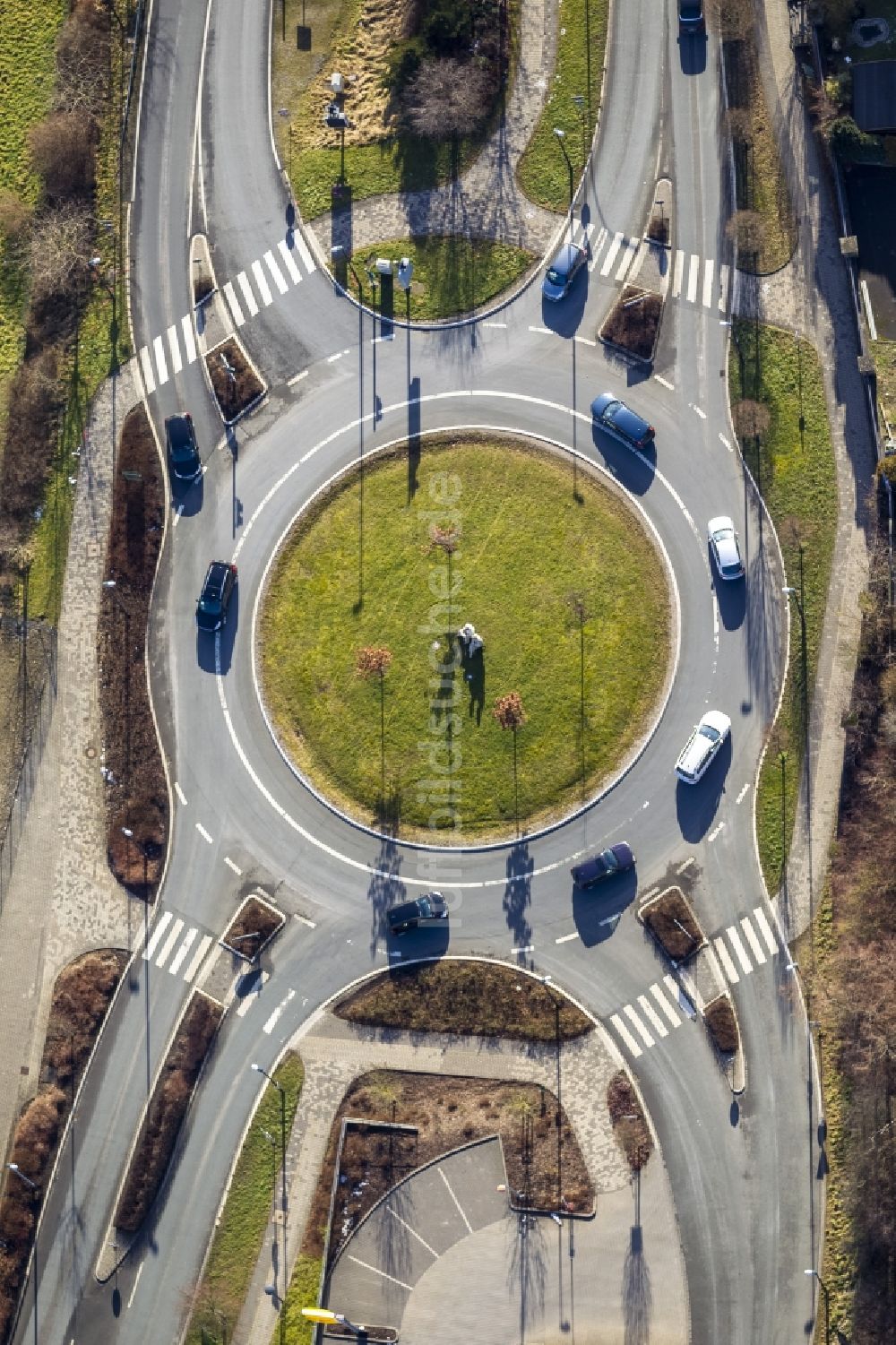 Schmallenberg von oben - Kreisverkehr an der Bahnhofstraße zur B236 in Schmallenberg im Ruhrgebiet im Bundesland Nordrhein-Westfalen NRW