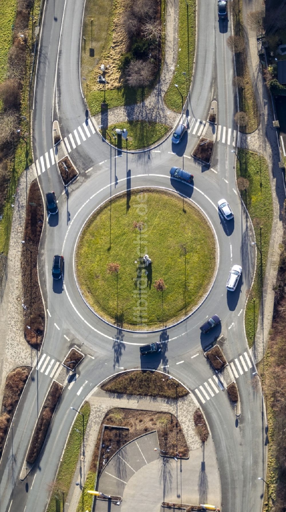 Schmallenberg aus der Vogelperspektive: Kreisverkehr an der Bahnhofstraße zur B236 in Schmallenberg im Ruhrgebiet im Bundesland Nordrhein-Westfalen NRW