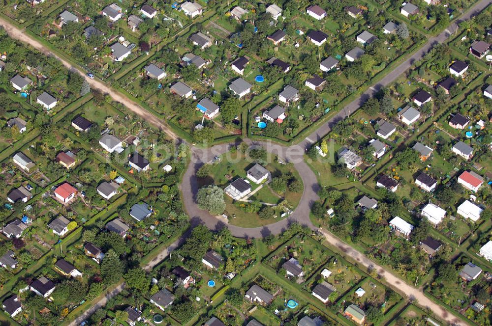 Berlin von oben - Kreisverkehr in Berliner Gartenkolonie