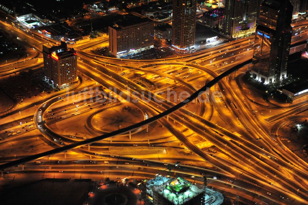 DUBAI / DUBAYY aus der Vogelperspektive: Kreisverkehr an der D71 Financial Centre Road und der E 11 Sheikh Zayed Road in Dubai