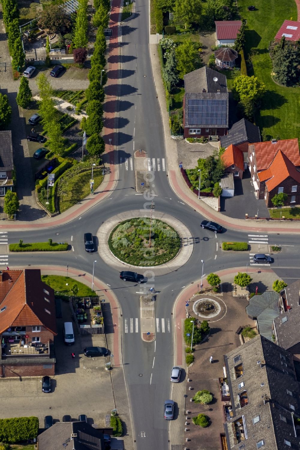 Werne OT Stockum aus der Vogelperspektive: Kreisverkehr mit Maibaum an der Werner Straße im Stadtteil Stockum in Werne im Ruhrgebiet im Bundesland Nordrhein-Westfalen