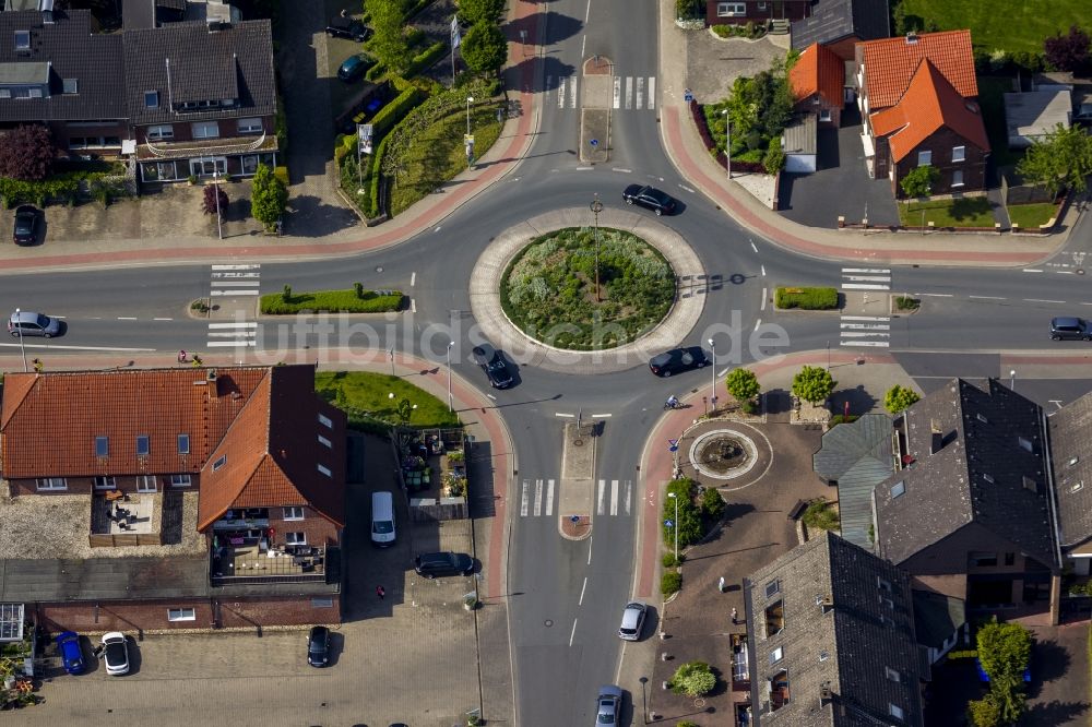 Luftbild Werne OT Stockum - Kreisverkehr mit Maibaum an der Werner Straße im Stadtteil Stockum in Werne im Ruhrgebiet im Bundesland Nordrhein-Westfalen