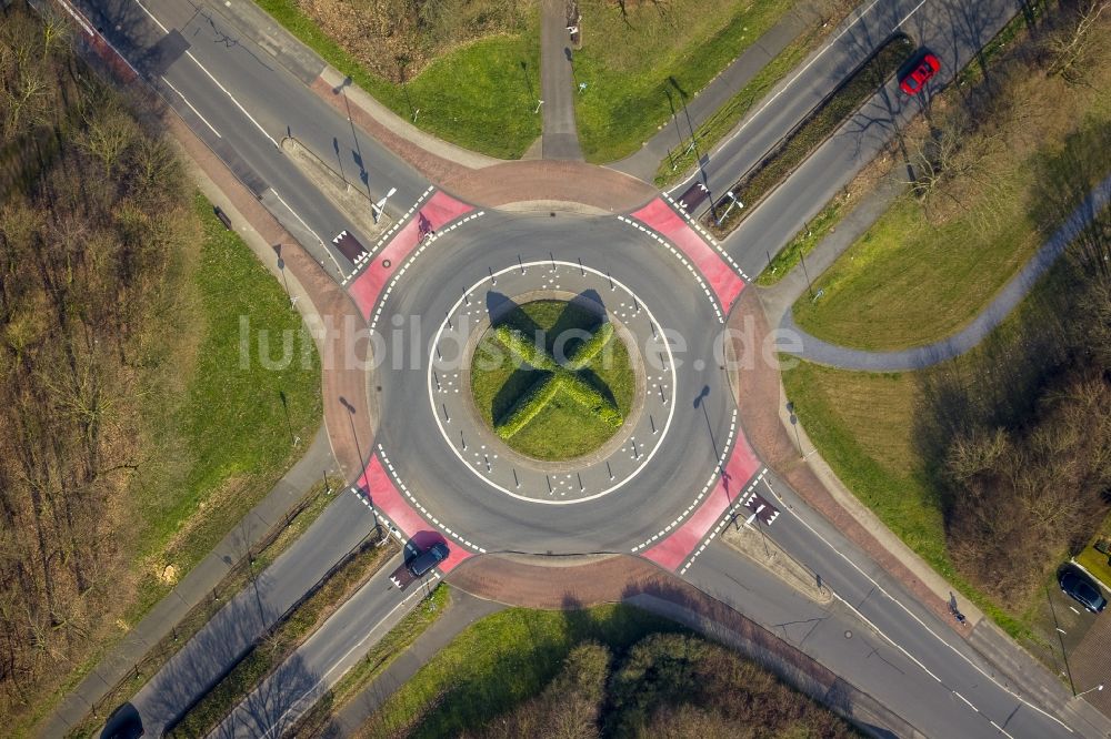 Luftaufnahme Wesel - Kreisverkehr mit Sichthecke in der Mitte und roten Fahrradwegen an der Grünstraße - Auedamm in Wesel im Bundesland Nordrhein-Westfalen