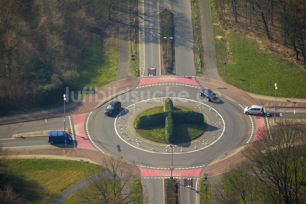 Luftaufnahme Wesel - Kreisverkehr mit Sichthecke in der Mitte und roten Fahrradwegen an der Grünstraße - Auedamm in Wesel im Bundesland Nordrhein-Westfalen