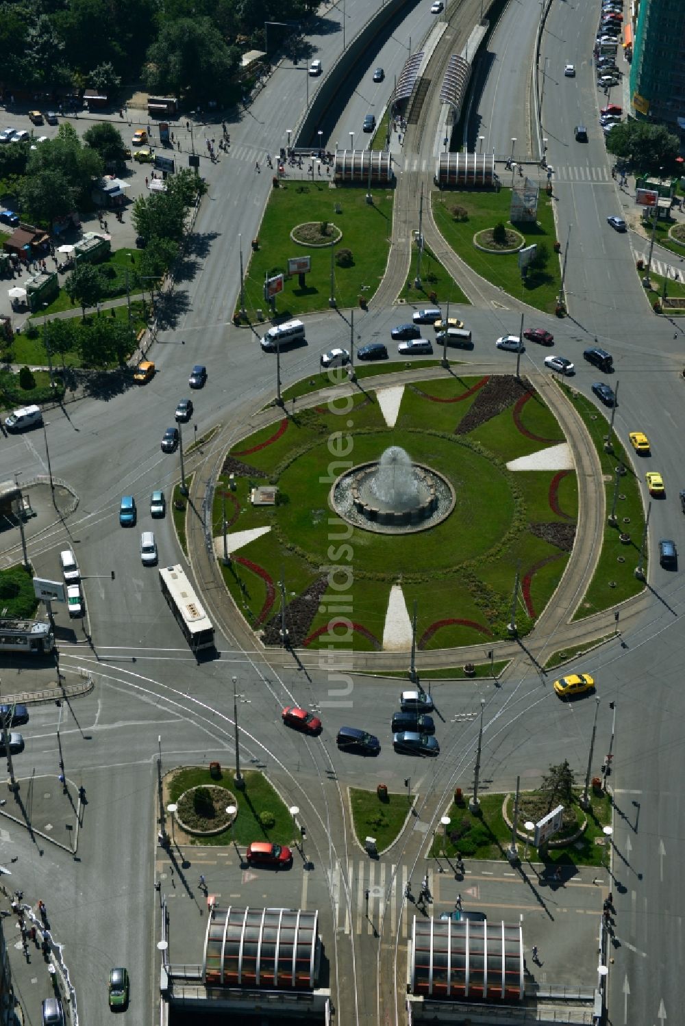 Bukarest aus der Vogelperspektive: Kreisverkehr Springbrunnen auf dem Platz Piata Obor in Bukarest in Rumänien