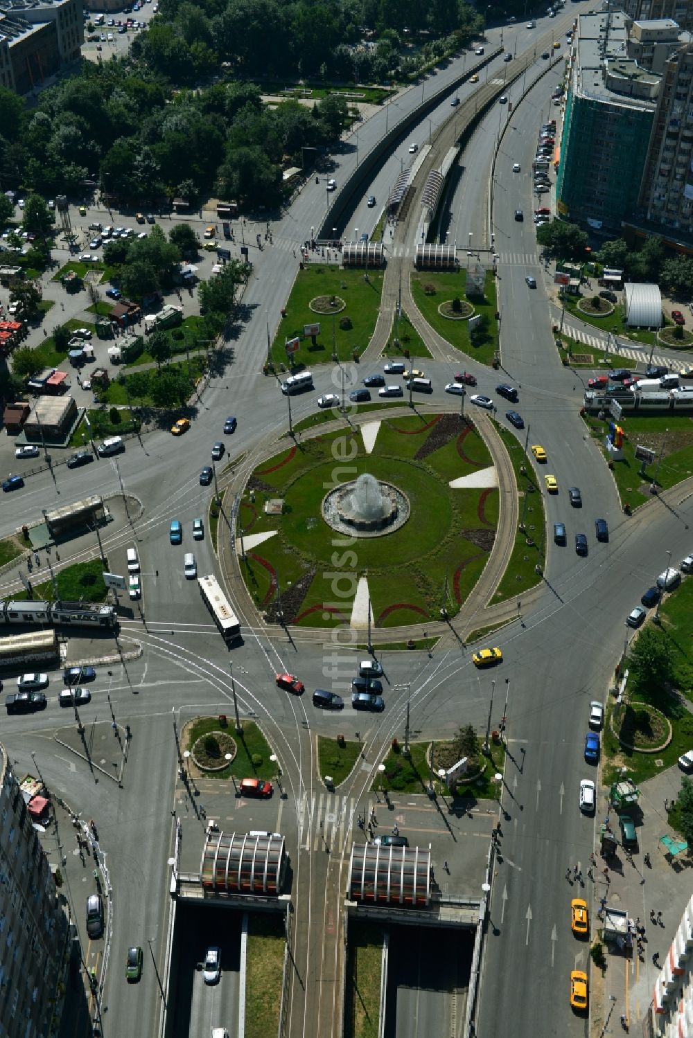 Luftbild Bukarest - Kreisverkehr Springbrunnen auf dem Platz Piata Obor in Bukarest in Rumänien