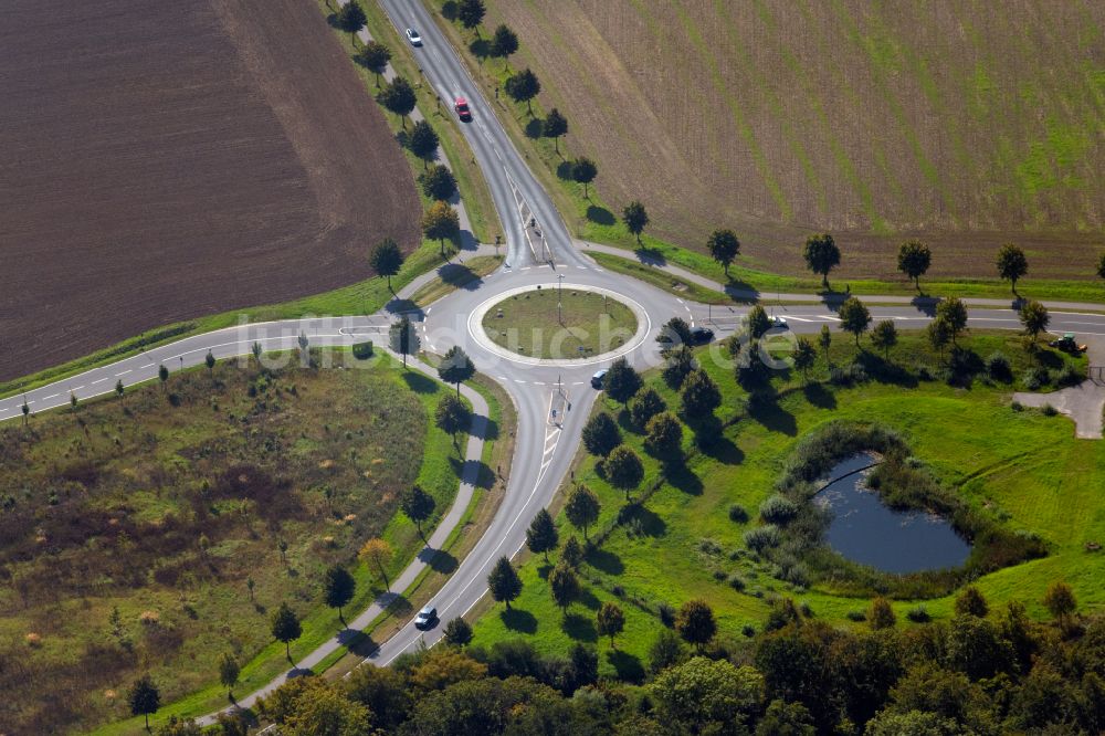 Heiligendamm von oben - Kreisverkehr - Straßenverlauf der L12 bei Heiligendamm im Bundesland Mecklenburg-Vorpommern, Deutschland