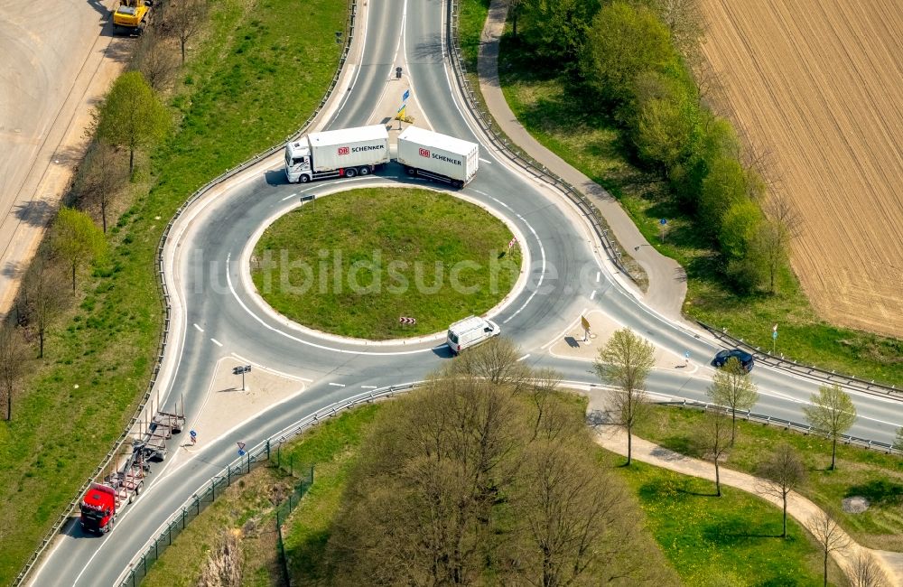 Brilon von oben - Kreisverkehr - Straßenverlauf B7 - B251 in Brilon im Bundesland Nordrhein-Westfalen