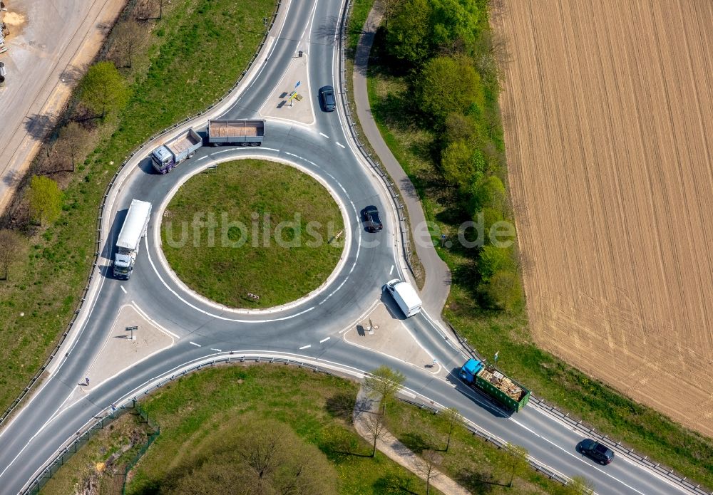 Brilon aus der Vogelperspektive: Kreisverkehr - Straßenverlauf B7 - B251 in Brilon im Bundesland Nordrhein-Westfalen